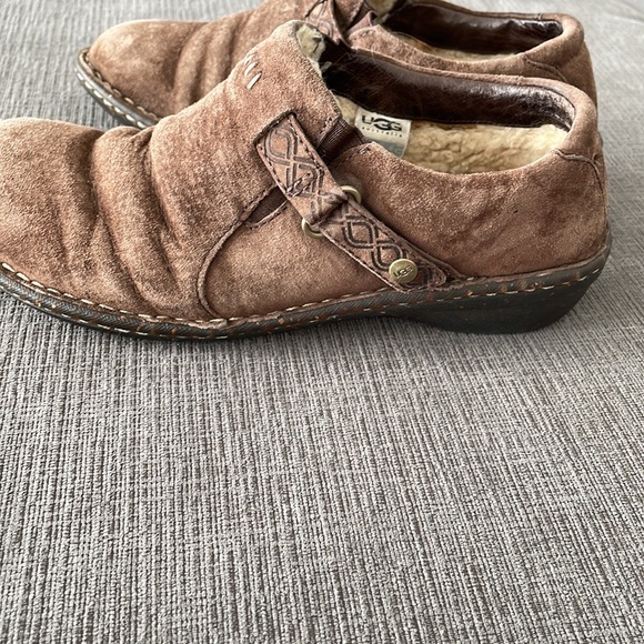 Women’s UGG size 8 slip on shoes. Super comfy with great support! - Picture 6 of 6